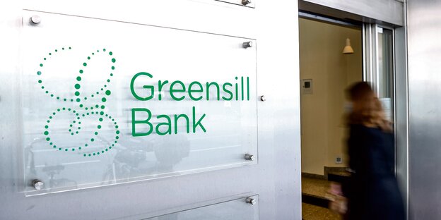 Das Firmenschild der Greensill Bank neben einer Eingangstür.