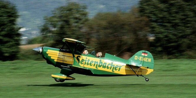 Sportflugzeug mit Seitenbacher Werbung