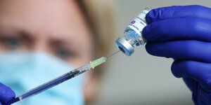 Eine Ärztin präpariert eine Spritze mit dem Impfstoff AstraZeneca