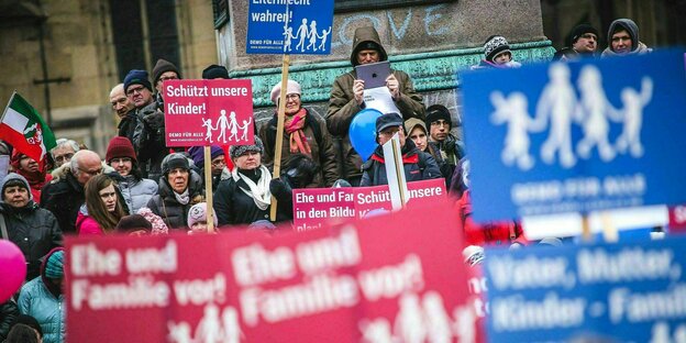 Demonstration auf dem Schillerplatz in Stuttgart mit vielen Schildern auf denen steht: Schützt unsere Kinder!