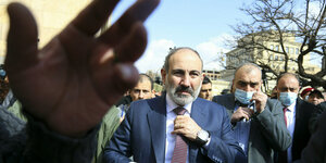 Nikol Paschinjan - Ministerpräsident von Armenien mit Gefolge