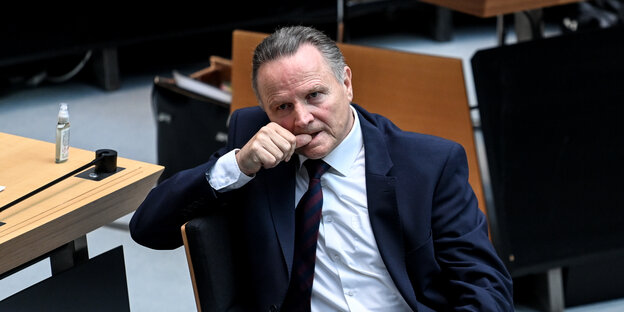 Der Fraktionsvorsitzende der AfD, Georg Pazderski, kaut auf seinem Fingernagel
