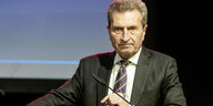 Günther Oettinger spricht auf einem Podium