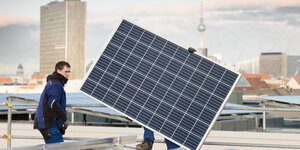Das Foto zeigt ein Solarsegel zur Gewinnung von Sonnenenergie.
