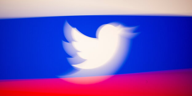 Das Twitter Vögelchen vor russicher Flagge
