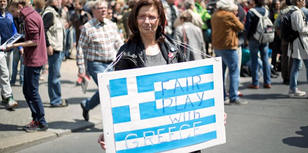 Frau demonstriert für ein faires Europa