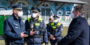 Andreas Geisel (SPD, rechts), Senator für Inneres und Sport, spricht bei einem Polizeieinsatz am 5. März im Görlitzer Park mit Thilo Cablitz (links), Pressesprecher der Polizei Berlin. Geisel hat sich einen Polizeieinsatz im Görlitzer Park angeschaut.