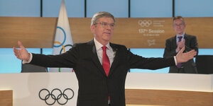 IOC-Präsident streckt nach seiner Wahl seine Arme weit auseinander