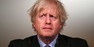 Portrait von Boris Johnson, der skeptisch schaut