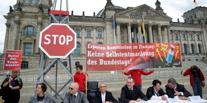 Anti-Fracking-Aktivisten prostestieren vor dem Bundestag.
