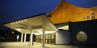 Der Eingsang zur Berliner Philharmonie in Dämmerstimmung