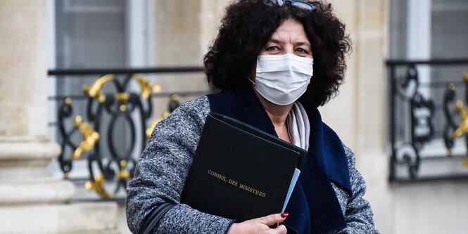 Ministerin Vidal, lange gelockte dunkle Haare auf den Treppen des Elysee Palastes, im Hintergrund Ehrenwache in Uniform