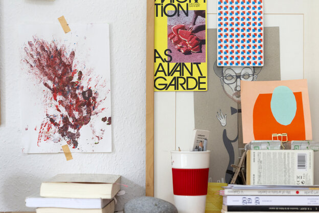 Bilder Bücher, Bücher , zeichnungen schön arrangiert über einem halbhohen Schrank Bilder Bücher, Bücher , zeichnungen schön arrangiert über einem halbhohen Schrank