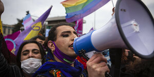 Eimonstration in Istanbul mit LGBT-Flagge - Aktivistin ruft Slogans durch ein Megaphon