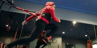 Skitrainerin Samira Zargari trainiert mit einer Maske zuhause – sie läuft gegen den Widerstand von Gummiseilen