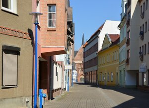 Eine Straße mit sanierter Wohnbebauung