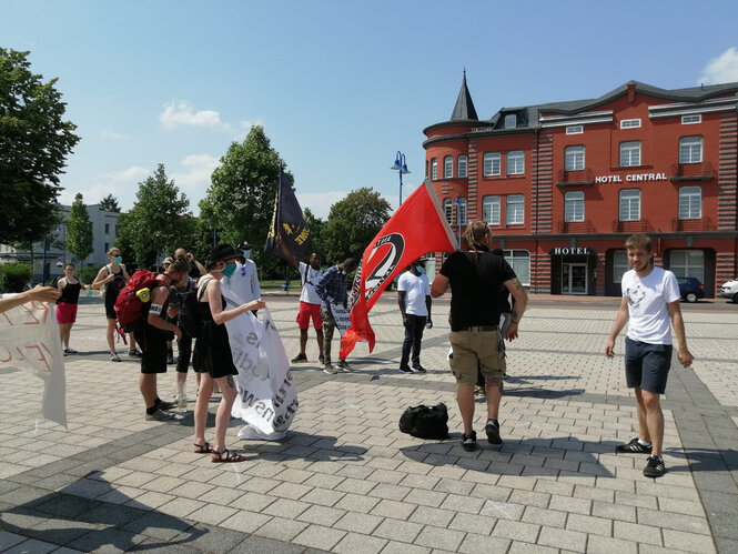 Ein Dutzend junge Leute demonstrieren auf dem Marktplatz von Bitterfeld