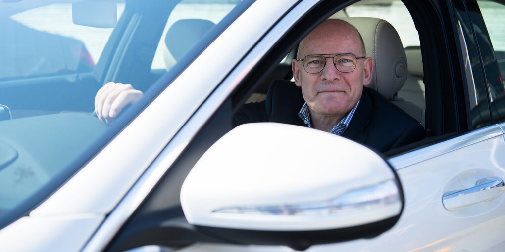 Winfried Hermann in einem Auto