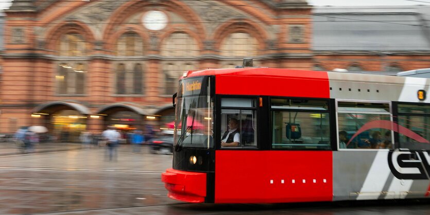 Eine Straßenbahn der Linie 8 nach Huchting fährt am Bremer Hauptbahnhof vorbei.