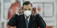 Italiens Premierminister Mario Draghi mit Maske vor Mund und Nase