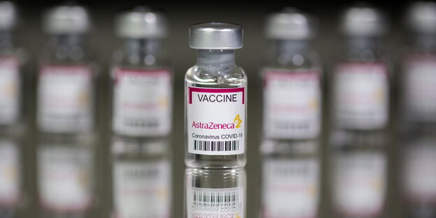 Mehrere Fläschen Impfstoff von AstraZeneca stehen aufgereiht nebeneinander