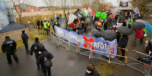 Proteste von Antifaschist*innen gegen Parteitag der AfD, Polizeiabsperrung