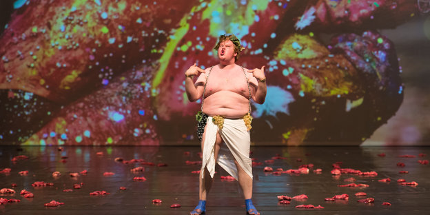 Andrew Van Ostade als Dionysos auf der Bühne