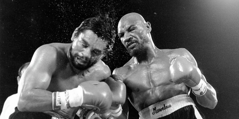 Marvin Hagler trifft seinen Gegner, der taumelt