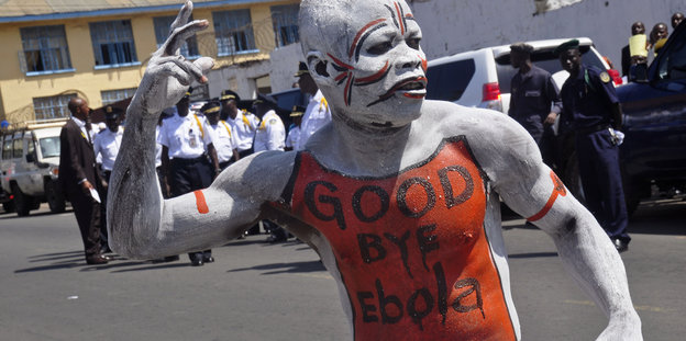 Mann mit Schriftzug „Good bye ebola“ auf dem Oberkörper
