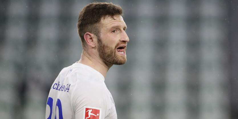 Ex-Nationalspieler Shkodran Mustafi allein vor leeren Rängen.