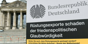 Schild gegen Rüstungsexporte vor dem Reichstag in Berlin