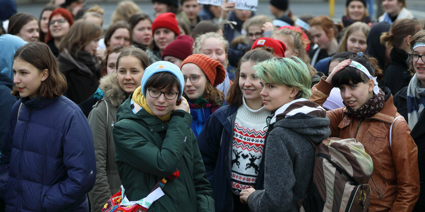 Mehrer Schüler:innen demonstrieren für eine bessere Klimapolitik