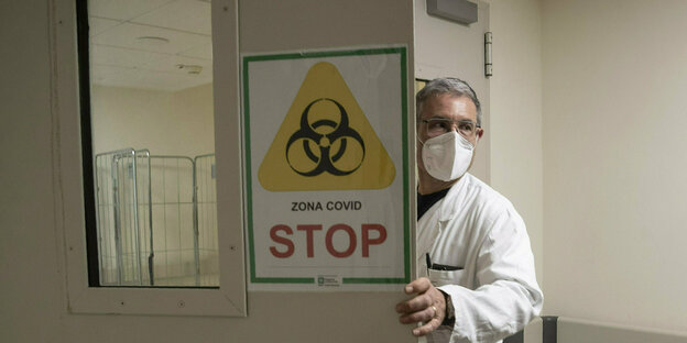 Der Direktor der Corona-Notfallstation im Mellino-Mellini-Krankenhaus in Chiari, Dr. Gabriele Zanolini, betritt die Intensivstation, die mit einem Schild gekennzeichnet is