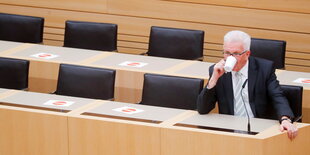 Winfried Kretschmann spricht in die Kameras