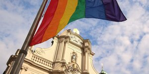 Regenbogenflagge weht vor Kirche