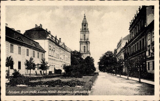 Blick auf breite Straße und die Garnisonkirche - schwarz weiß Aufnahme Blick auf breite Straße und die Garnisonkirche - schwarz weiß Aufnahme