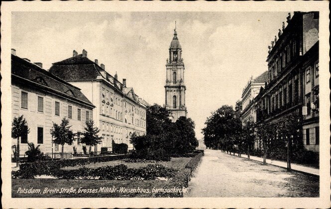 Blick auf breite Straße und die Garnisonkirche - schwarz weiß Aufnahme