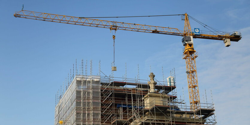 Die Baustelle der Garnisonkirche in Potsdam - eingerüsteter Kirchturm und Kran