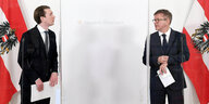 Sebastian Kurz Bundeskanzler von Österreich, und Rudolf Anschober , Gesundheitsminister von Österreich, sprechen bei einer Pressekonferenz hinter Plexiglasscheiben und Österreich-Flaggen