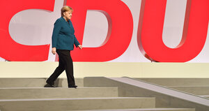Bundeskanzlerin Angela Merkel geht ueber ein Podium vor dem CDU Logo