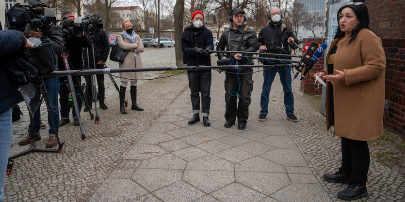 Senatorin Dilek Kalayci (SPD) und JournalistInnen auf Straße