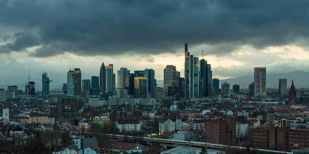 Die Skyline von Frankfurt am Main mit ihren Wolkenkratzern