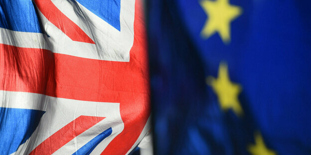 Eine Flagge der Europäischen Union und eine Flagge von Großbritannien