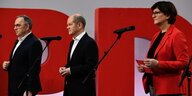 Norbert Walter-Borjans, Saskia Esken und SPD Kanzlerkandidat Olaf Scholz stehen vor großen roten Buchstaben P D