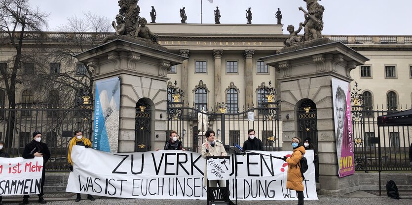 Aktivist:innen stehen mit einem Banner vor der Humboldt Universität. Darauf steht: Zu Verkaufen! Was ist euch unsere Bildung Wert?