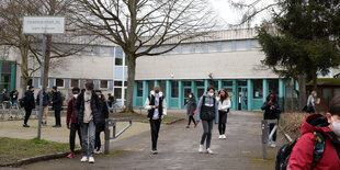 SchuelerInnen mit Masken auf dem Pausenhof eines Dortmunder Gymnasiums