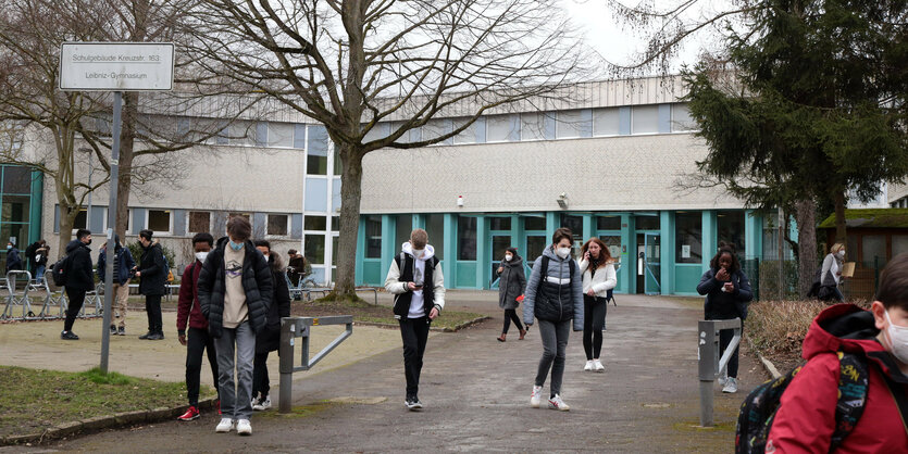 SchuelerInnen mit Masken auf dem Pausenhof eines Dortmunder Gymnasiums