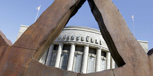 Aussenaufnahme der Volksbuehne durch das Logo in Berlin