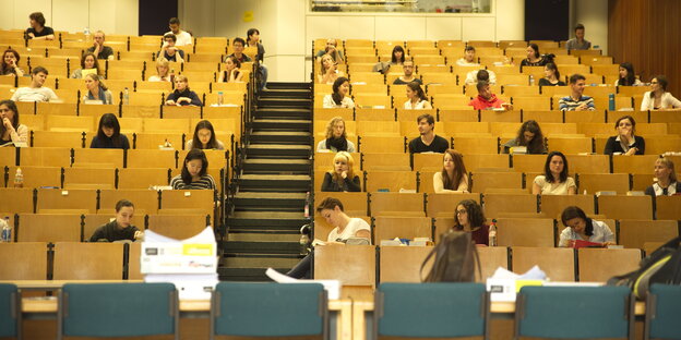 Studierende sitzen in einem Vorlesungssaal