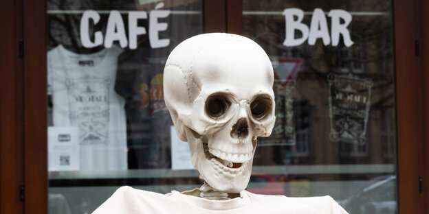 Ein Skelett vor einer pandemiebedingt geschlossenen Bar in Deutschland.